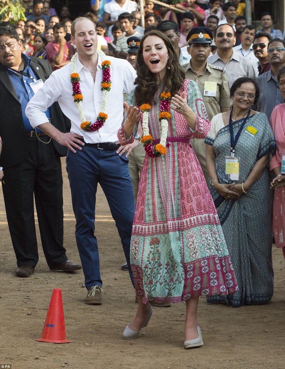 Ινδία, 24 χρόνια πριν -Οταν η Νταϊάνα είχε ξεφτιλίσει τον Κάρολο δημοσίως [εικόνες] | iefimerida.gr 11