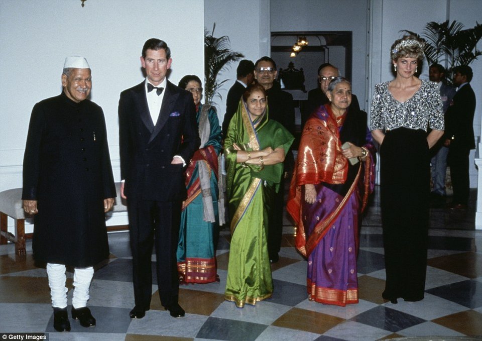 Ινδία, 24 χρόνια πριν -Οταν η Νταϊάνα είχε ξεφτιλίσει τον Κάρολο δημοσίως [εικόνες] | iefimerida.gr 3