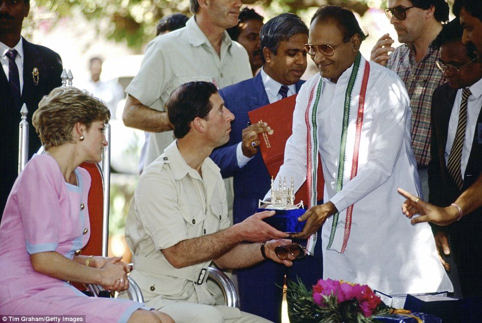 Ινδία, 24 χρόνια πριν -Οταν η Νταϊάνα είχε ξεφτιλίσει τον Κάρολο δημοσίως [εικόνες] | iefimerida.gr 16