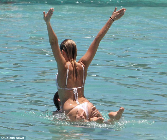 Φιλιά και παιχνίδια στη θάλασσα για τη Μάργκοτ Ρόμπι και τον σύντροφό της [εικόνες] | iefimerida.gr 0