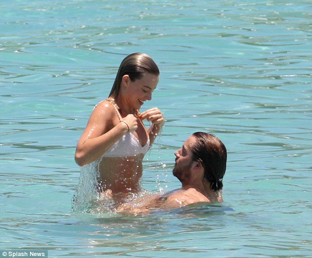 Φιλιά και παιχνίδια στη θάλασσα για τη Μάργκοτ Ρόμπι και τον σύντροφό της [εικόνες] | iefimerida.gr 3