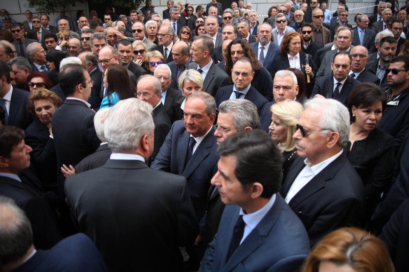 Κηδεύτηκε ο Γιάννης Αγγέλου - Συντετριμμένος τον αποχαιρέτησε ο Καραμανλής [εικόνες] | iefimerida.gr 0