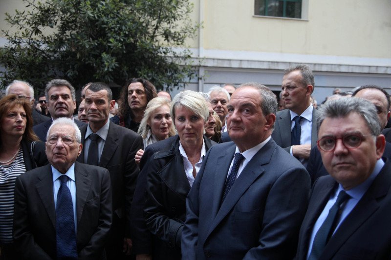 Κηδεύτηκε ο Γιάννης Αγγέλου - Συντετριμμένος τον αποχαιρέτησε ο Καραμανλής [εικόνες] | iefimerida.gr 2