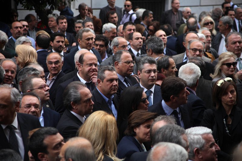 Κηδεύτηκε ο Γιάννης Αγγέλου - Συντετριμμένος τον αποχαιρέτησε ο Καραμανλής [εικόνες] | iefimerida.gr 4