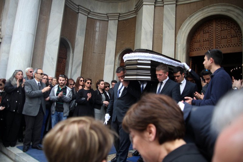 Κηδεύτηκε ο Γιάννης Αγγέλου - Συντετριμμένος τον αποχαιρέτησε ο Καραμανλής [εικόνες] | iefimerida.gr 5
