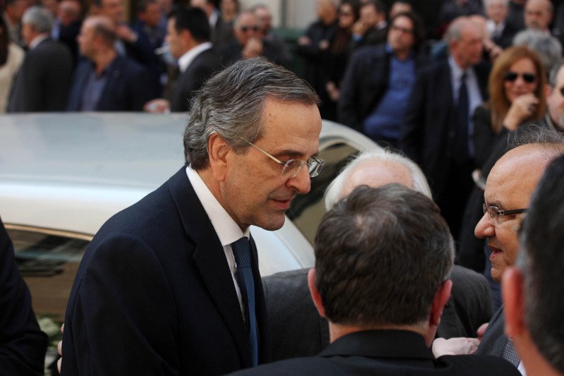 Κηδεύτηκε ο Γιάννης Αγγέλου - Συντετριμμένος τον αποχαιρέτησε ο Καραμανλής [εικόνες] | iefimerida.gr 6