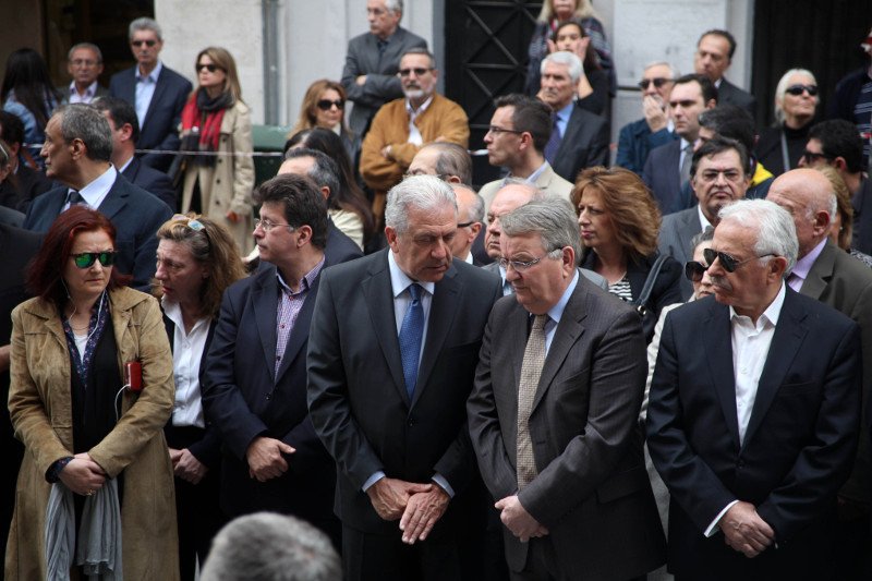 Κηδεύτηκε ο Γιάννης Αγγέλου - Συντετριμμένος τον αποχαιρέτησε ο Καραμανλής [εικόνες] | iefimerida.gr 7