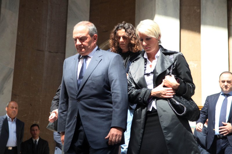 Κηδεύτηκε ο Γιάννης Αγγέλου - Συντετριμμένος τον αποχαιρέτησε ο Καραμανλής [εικόνες] | iefimerida.gr 1