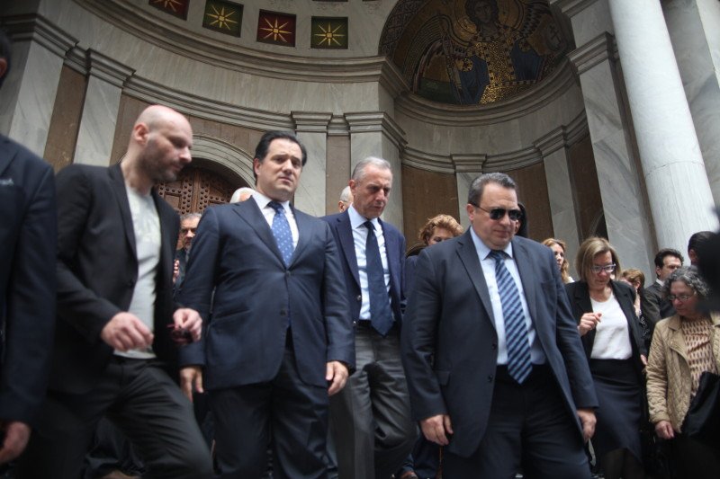 Κηδεύτηκε ο Γιάννης Αγγέλου - Συντετριμμένος τον αποχαιρέτησε ο Καραμανλής [εικόνες] | iefimerida.gr 8