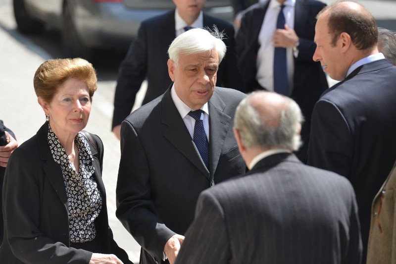 Κηδεύτηκε ο Γιάννης Αγγέλου - Συντετριμμένος τον αποχαιρέτησε ο Καραμανλής [εικόνες] | iefimerida.gr 3