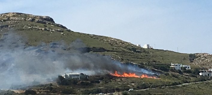 Υπό έλεγχο η φωτιά σε κατοικημένη περιοχή της Άνδρου [εικόνα] | iefimerida.gr 0