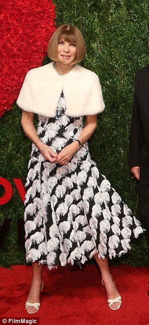 Η Αννα Γουίντουρ φοράει τα ίδια Manolo Blahnik εδώ και 20 χρόνια [εικόνες] | iefimerida.gr 3