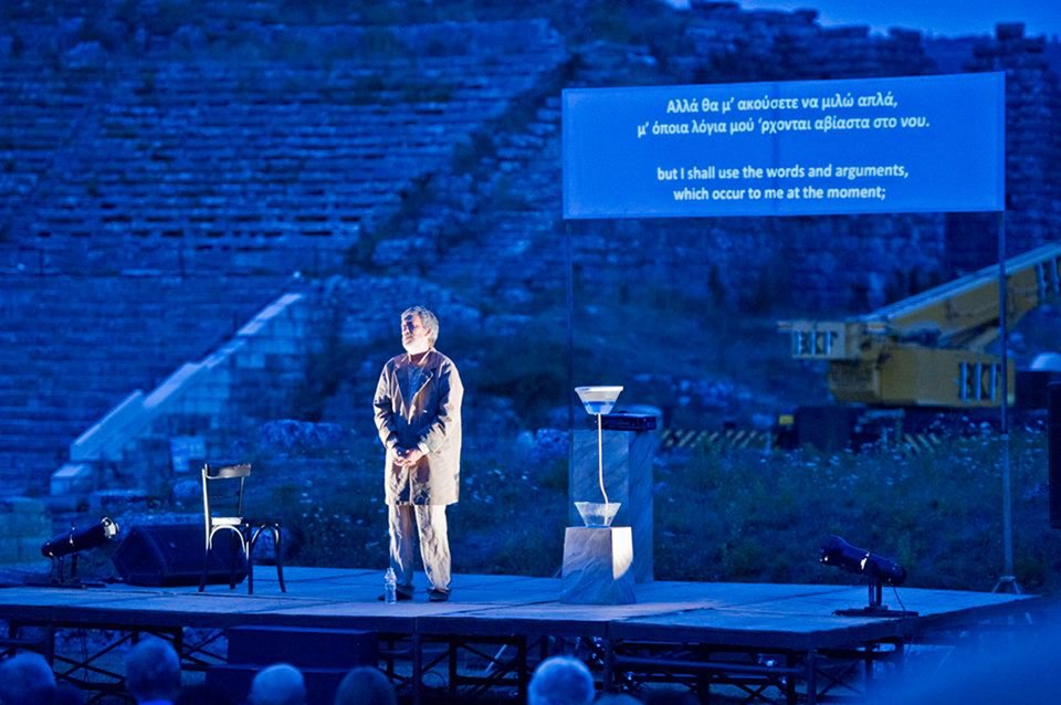 Εμπειρία: Η «Απολογία» του Σωκράτη στα αρχαία ελληνικά-Μεταφορά του κοινού στο χωροχρόνο της δίκης | iefimerida.gr 2