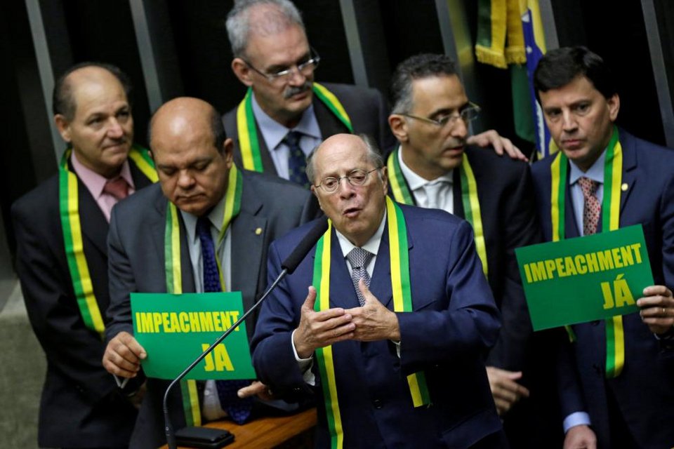 Βραζιλία: Η Ρούσεφ αντιμέτωπη με πρόταση μομφής [εικόνες] | iefimerida.gr 0