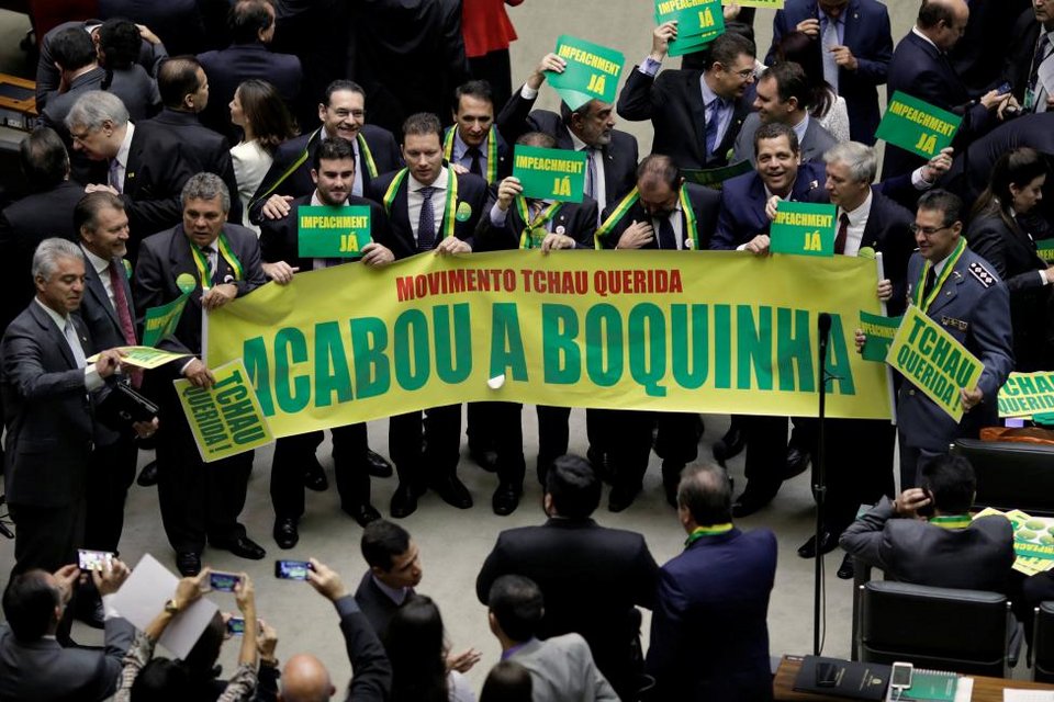 Βραζιλία: Η Ρούσεφ αντιμέτωπη με πρόταση μομφής [εικόνες] | iefimerida.gr 2