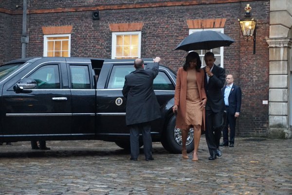 Το ζεύγος Ομπάμα στο παλάτι του Κένσινγκτον – Η υποδοχή από Γουίλιαμ, Χάρι και Κέιτ Μίντλετον [εικόνες & βίντεο] | iefimerida.gr 0