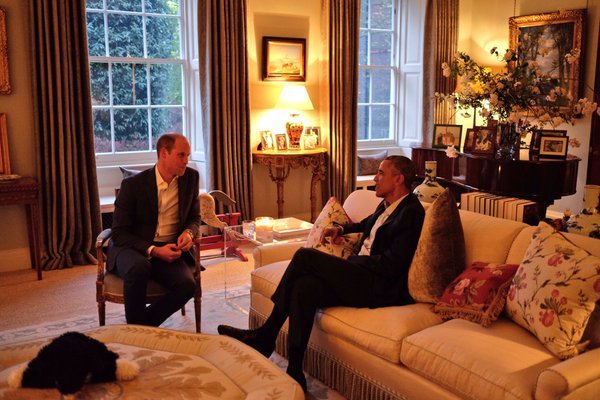 Το ζεύγος Ομπάμα στο παλάτι του Κένσινγκτον – Η υποδοχή από Γουίλιαμ, Χάρι και Κέιτ Μίντλετον [εικόνες & βίντεο] | iefimerida.gr 2