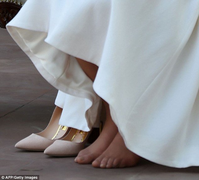 «Κάτι ξέχασες, Κέιτ» -Η Μίντλετον ξυπόλητη, χωρίς πεντικιούρ [εικόνες] | iefimerida.gr 6