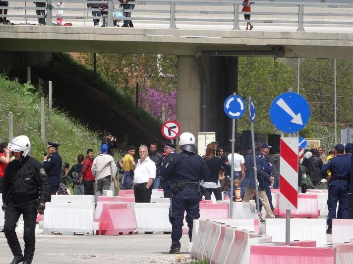 Εγνατία: Επέμβαση της αστυνομίας στο μπλόκο των προσφύγων -Πετροπόλεμος και συλλήψεις [εικόνες] | iefimerida.gr 0