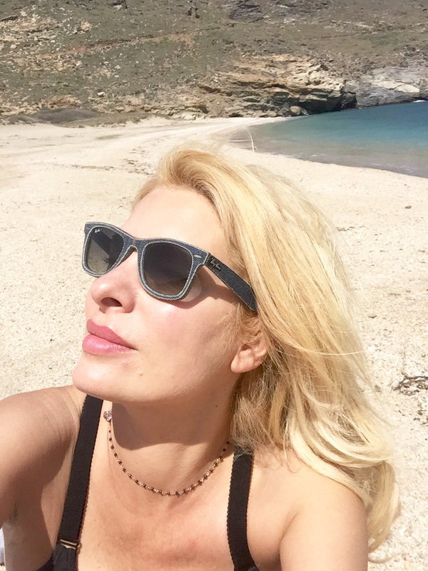 Οι selfies της Ελένης Μενεγάκη από την Ανδρο [εικόνες] | iefimerida.gr 1