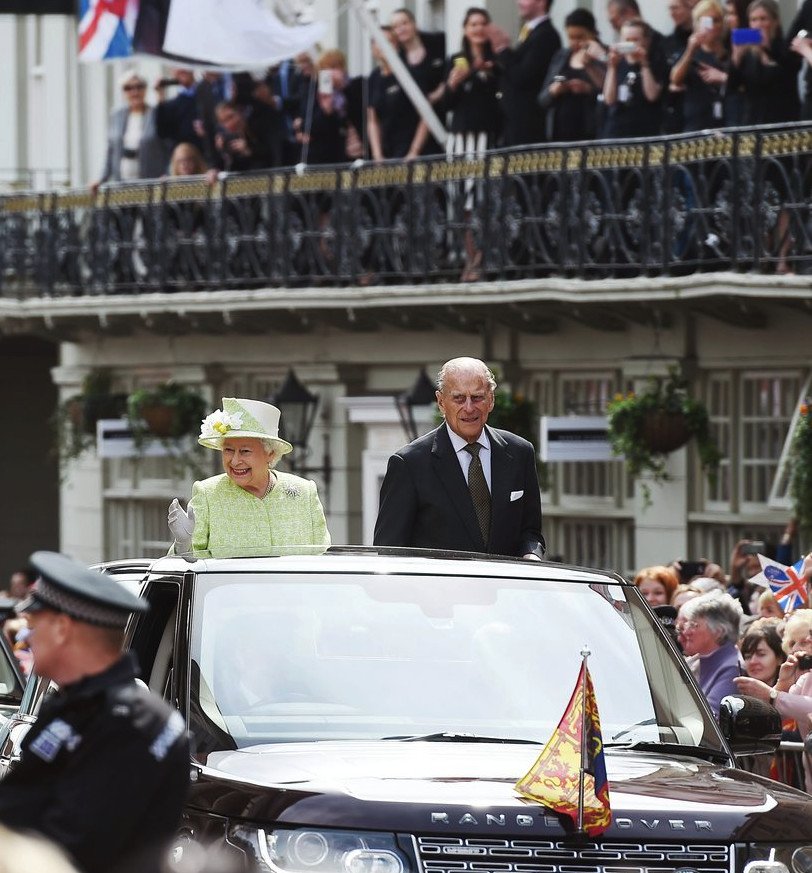 Σε παροξυσμό οι βασιλόφρονες στη Βρετανία -Τρέλες για τα 90 της Ελισάβετ [εικόνες] | iefimerida.gr 11