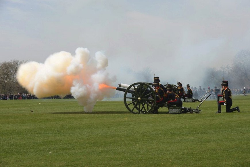 Σε παροξυσμό οι βασιλόφρονες στη Βρετανία -Τρέλες για τα 90 της Ελισάβετ [εικόνες] | iefimerida.gr 9