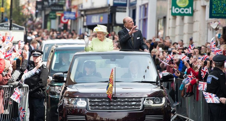Σε παροξυσμό οι βασιλόφρονες στη Βρετανία -Τρέλες για τα 90 της Ελισάβετ [εικόνες] | iefimerida.gr 13