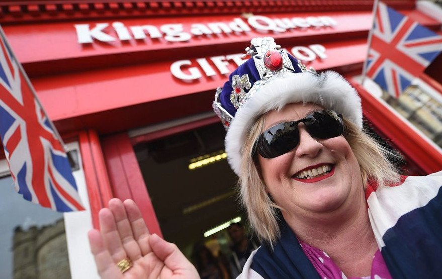 Σε παροξυσμό οι βασιλόφρονες στη Βρετανία -Τρέλες για τα 90 της Ελισάβετ [εικόνες] | iefimerida.gr 3