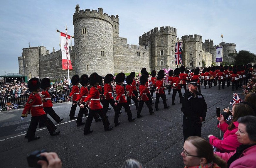 Σε παροξυσμό οι βασιλόφρονες στη Βρετανία -Τρέλες για τα 90 της Ελισάβετ [εικόνες] | iefimerida.gr 7
