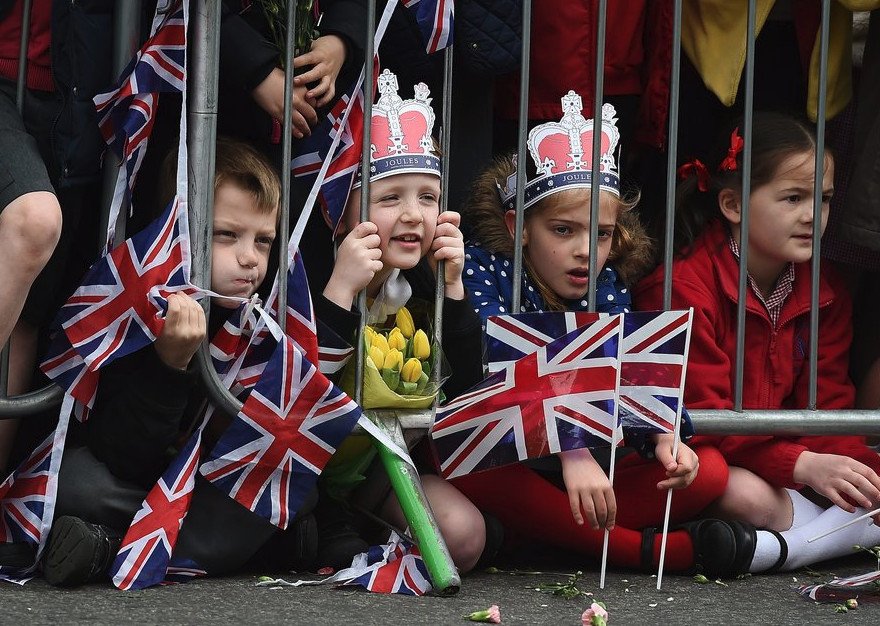 Σε παροξυσμό οι βασιλόφρονες στη Βρετανία -Τρέλες για τα 90 της Ελισάβετ [εικόνες] | iefimerida.gr 2