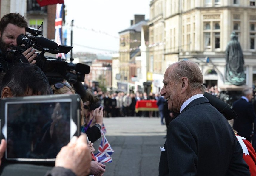 Σε παροξυσμό οι βασιλόφρονες στη Βρετανία -Τρέλες για τα 90 της Ελισάβετ [εικόνες] | iefimerida.gr 8
