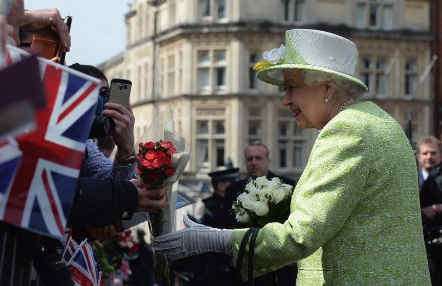 Σε παροξυσμό οι βασιλόφρονες στη Βρετανία -Τρέλες για τα 90 της Ελισάβετ [εικόνες] | iefimerida.gr 1