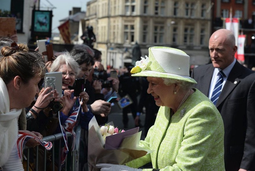 Σε παροξυσμό οι βασιλόφρονες στη Βρετανία -Τρέλες για τα 90 της Ελισάβετ [εικόνες] | iefimerida.gr 4