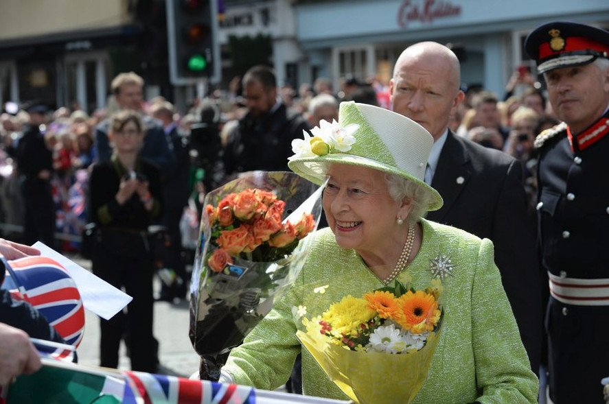 Σε παροξυσμό οι βασιλόφρονες στη Βρετανία -Τρέλες για τα 90 της Ελισάβετ [εικόνες] | iefimerida.gr 15