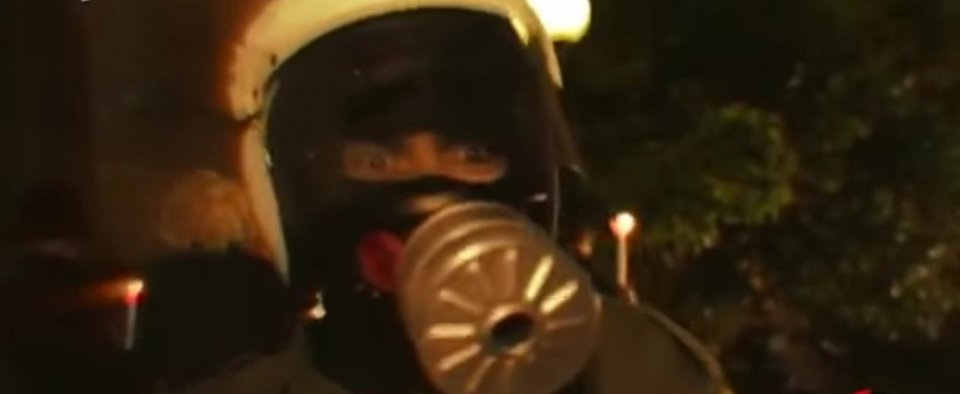 Η ξεκαρδιστική παρωδία της Ελληνοφρένειας για το βίντεο της Αντζελας: «Χτύπα σαν μπάτσος» | iefimerida.gr 1
