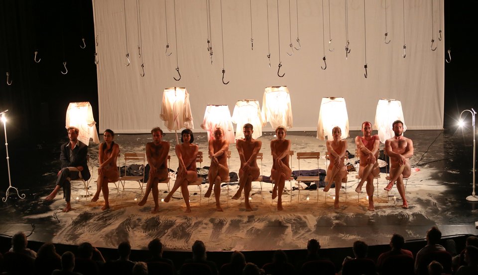 Ποιος είναι ο Γιαν Φαμπρ, ο σκηνοθέτης με τα «παλλόμενα πέη» -Πήγαν να τον δείρουν στο Βέλγιο [εικόνες] | iefimerida.gr 9