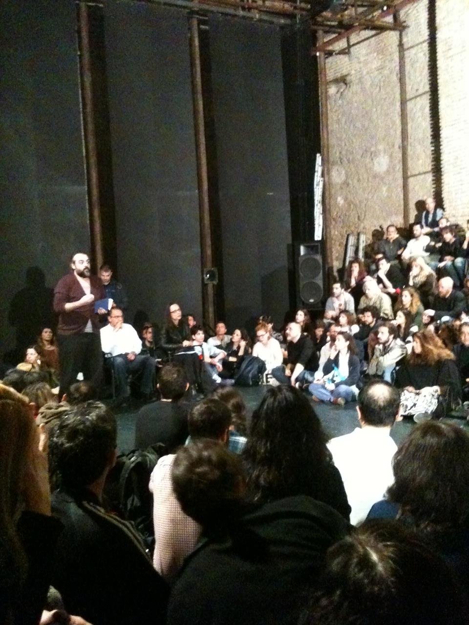 Μέσα στη «συνέλευση» των ηθοποιών για το Φεστιβάλ: Persona non grata ο Φαμπρ, όλοι κατά Μπαλτά [εικόνες] | iefimerida.gr 1