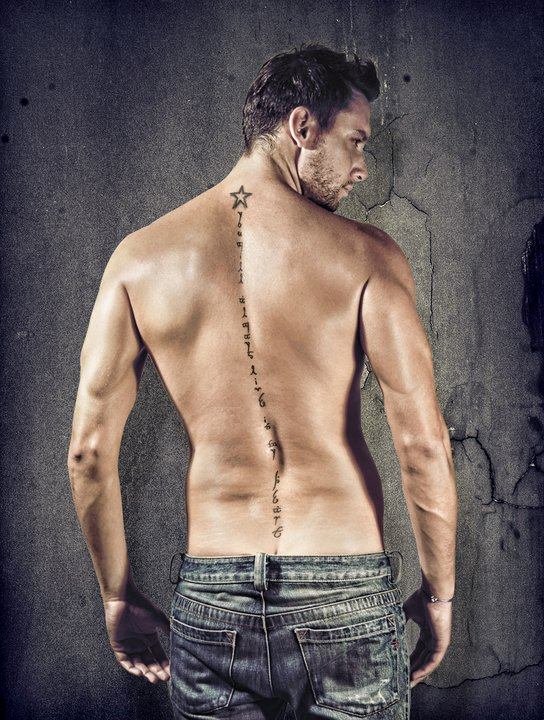 Ποιος είναι ο νεαρός καλλονός για τον οποίο «βουρλίζεται» η Αντζελα στη διαφήμιση viral [εικόνες] | iefimerida.gr 1