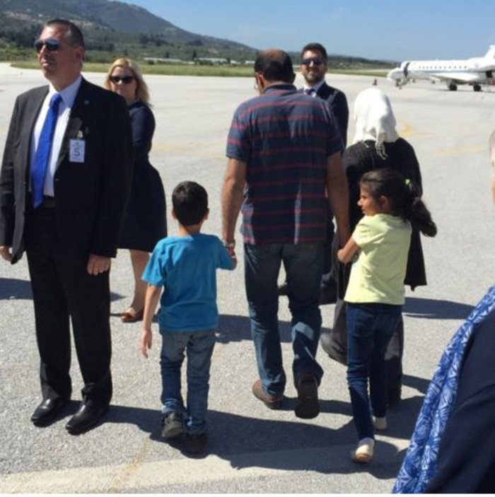 Με 12 πρόσφυγες επιστρέφει στο Βατικανό ο Πάπας [εικόνες]  | iefimerida.gr 2