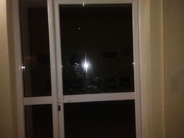 Επίθεση με πέτρες στα γραφεία του ΣΥΡΙΖΑ στο Αλιβέρι [εικόνες] | iefimerida.gr 0