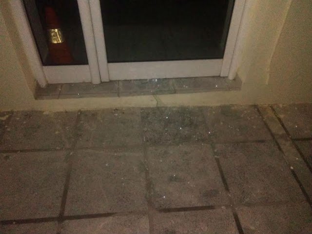 Επίθεση με πέτρες στα γραφεία του ΣΥΡΙΖΑ στο Αλιβέρι [εικόνες] | iefimerida.gr 1