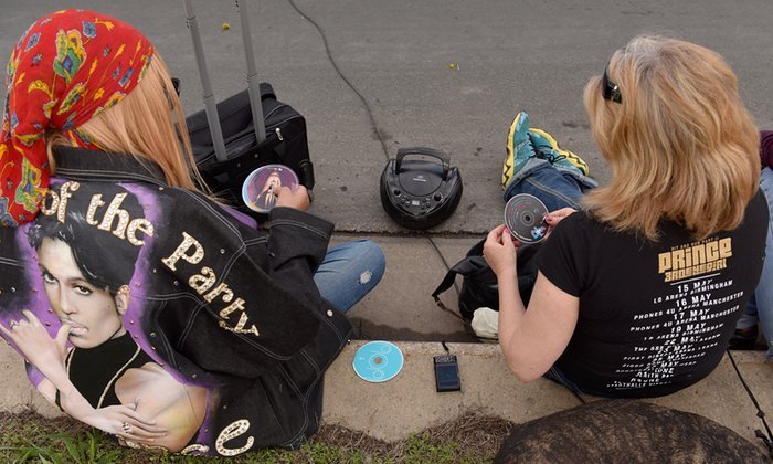 Το απίστευτο σπίτι στο οποίο πέθανε ο Prince –Κατακλύζεται από χιλιάδες φαν του [εικόνες] | iefimerida.gr 18