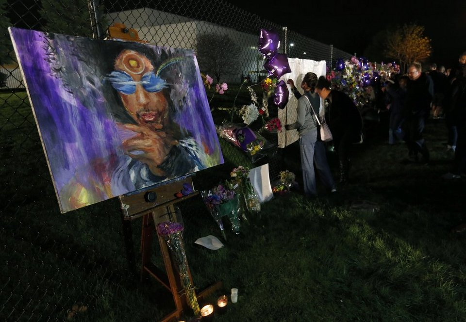 Το απίστευτο σπίτι στο οποίο πέθανε ο Prince –Κατακλύζεται από χιλιάδες φαν του [εικόνες] | iefimerida.gr 15