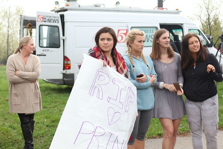 Το απίστευτο σπίτι στο οποίο πέθανε ο Prince –Κατακλύζεται από χιλιάδες φαν του [εικόνες] | iefimerida.gr 19