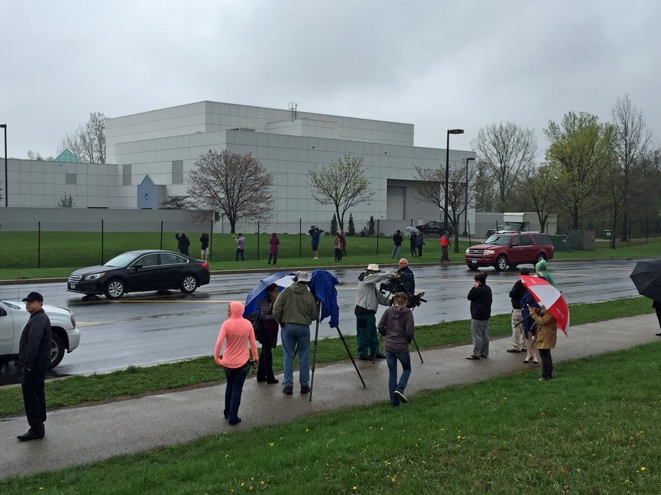 Το απίστευτο σπίτι στο οποίο πέθανε ο Prince –Κατακλύζεται από χιλιάδες φαν του [εικόνες] | iefimerida.gr 8