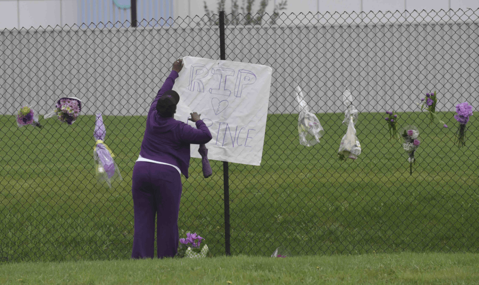 Το απίστευτο σπίτι στο οποίο πέθανε ο Prince –Κατακλύζεται από χιλιάδες φαν του [εικόνες] | iefimerida.gr 11