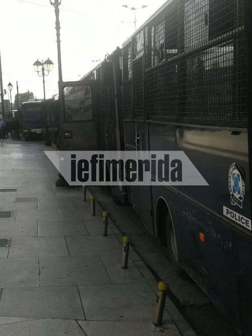 «Αστακός» το Χίλτον – 15 κλούβες των ΜΑΤ για να αποκλείσουν τους διαδηλωτές [εικόνες] | iefimerida.gr 1