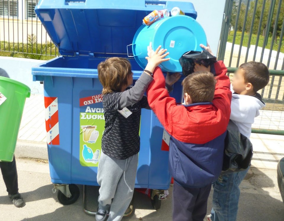 Μπλε Κάδοι Ανακύκλωσης, μέρος της σύγχρονης ελληνικής καθημερινότητας | iefimerida.gr 0