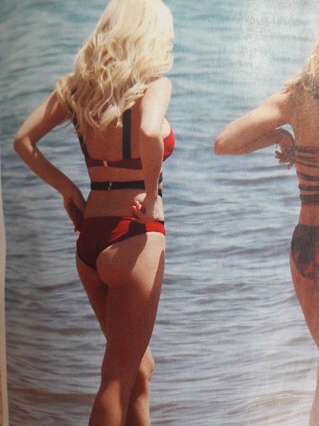 H Κατερίνα Καινούργιου ξορκίζει τις αναποδιές με κόκκινο μαγιό [εικόνες] | iefimerida.gr 0