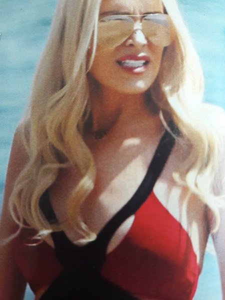 H Κατερίνα Καινούργιου ξορκίζει τις αναποδιές με κόκκινο μαγιό [εικόνες] | iefimerida.gr 3